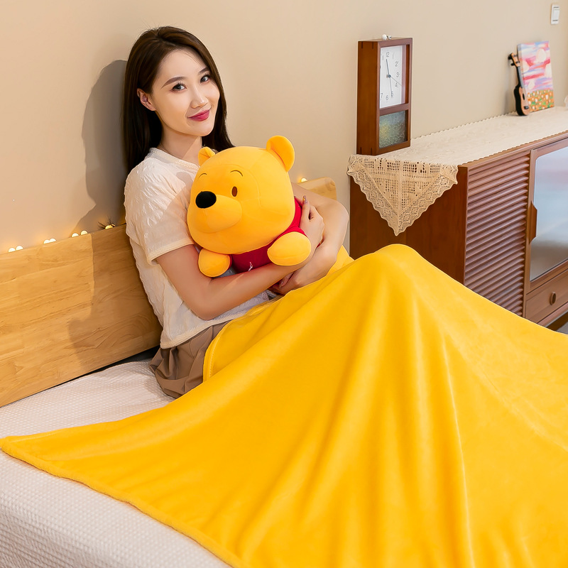 Oso de fresa almohada edredón de doble uso dos-en un coche aire acondicionado edredón cojín de oficina niños siesta manta regalo