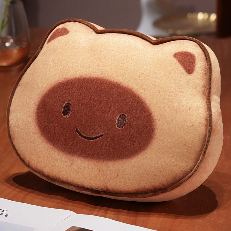 밝은 색상의 행복한 토스트 새끼 고양이