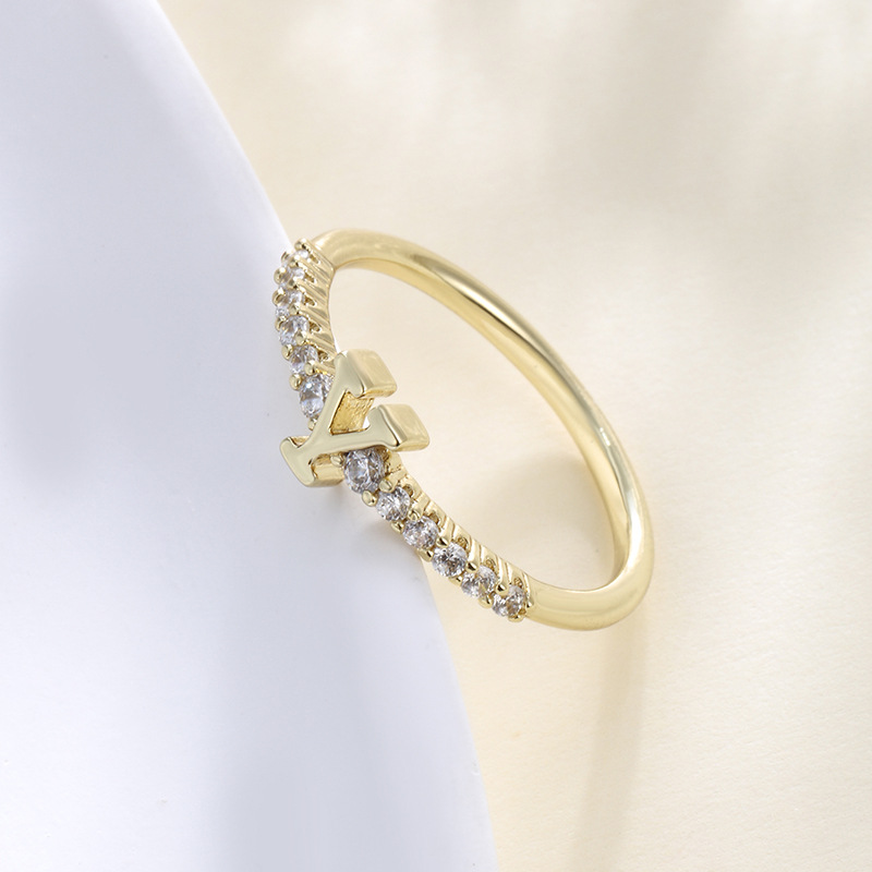 Anillo de Letras Nuevo Estilo Europeo y Americano Xuping con 26 Letras Inglesas, Anillo Cerrado con Circonita, Anillo de Aleación de Cobre para el Dedo Índice de Otoño e Invierno.