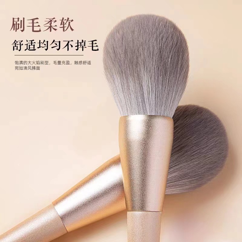 滄州散粉化粧ブラシの大きいサイズはふわふわしていて柔らかいです。化粧木の柄をセットして化粧道具を磨きます。|undefined
