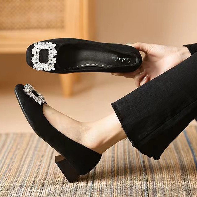 2026 cuatro temporadas nuevas zapatos de trabajo de estilo universal retro zapatos de mujer de tacón bajo zapatos de viaje de tacón grueso suave zapatos de hebilla cuadrada