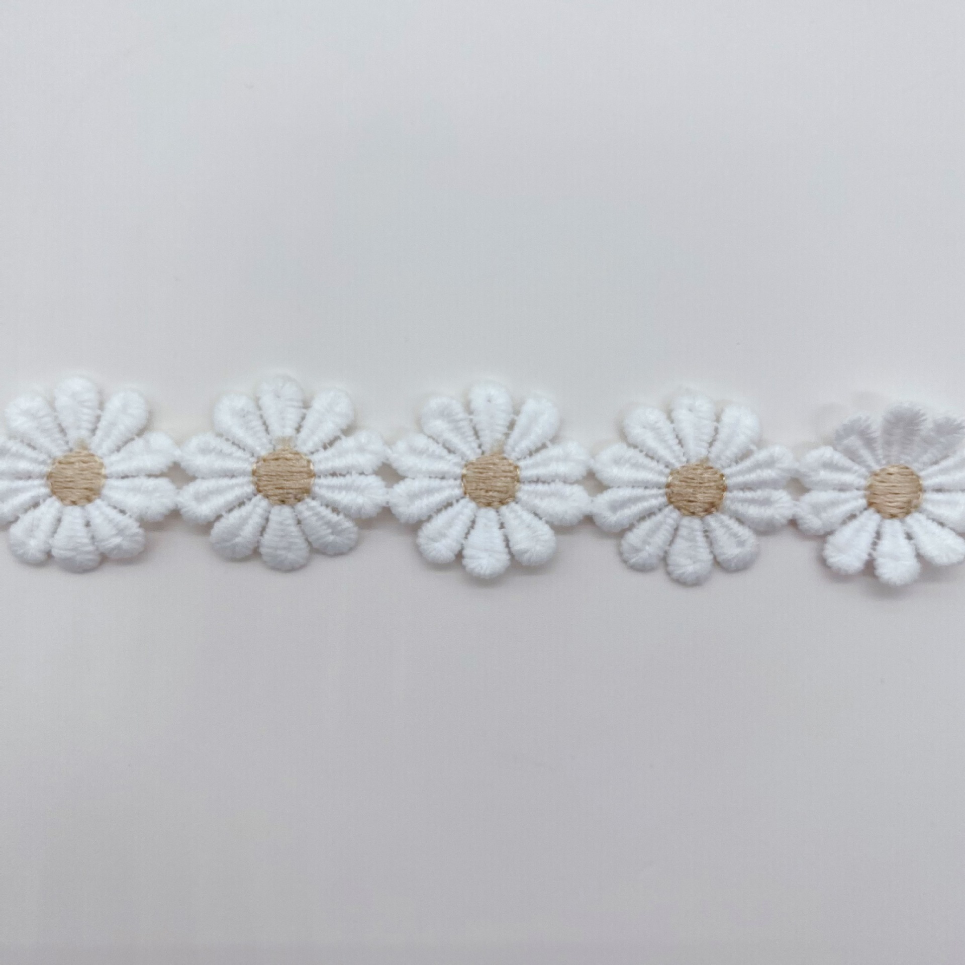 Leche seda color hilo de encaje en stock vestido de novia Decoración Accesorios puede cortar Margarita código de barras bordado soluble en agua encaje