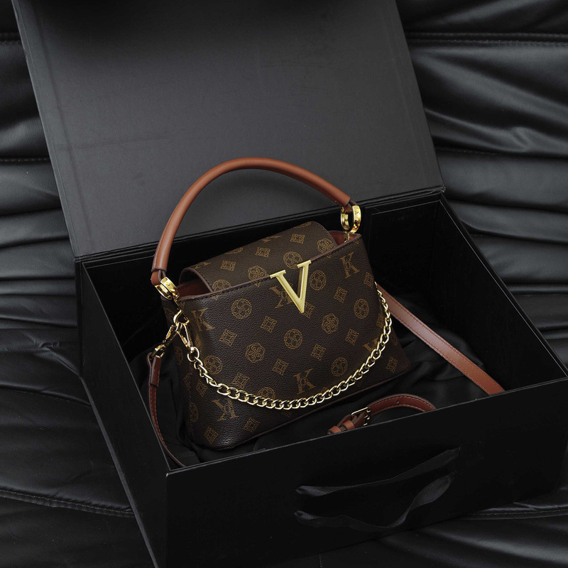 Women's Single-Shoulder Bucket Bag 2026 New Model Vintage Pattern High-End Light Luxury Commuter Crossbody Bag Retro Handbag Women's Single-Shoulder Bucket Bag 2026 New Model Vintage Pattern High-End Light Luxury Commuter Crossbody Bag Retro Handbag