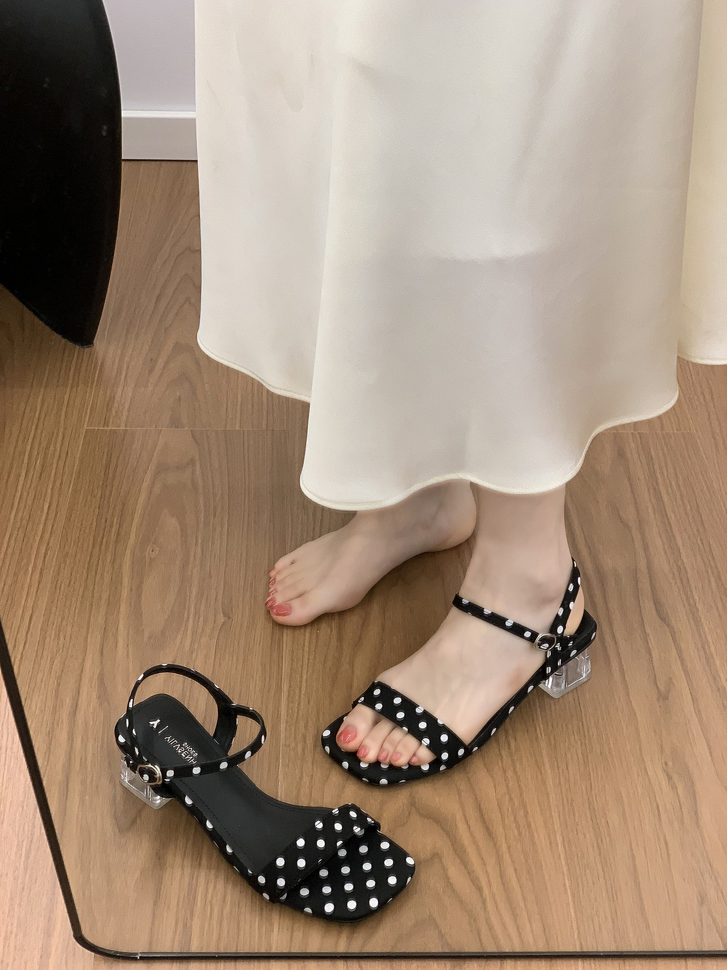 2026 verano de moda francesa punto de onda de tacones gruesos elegantes con sandalias casuales de cabeza de dedos descubiertos sandalias de cabeza para mujeres