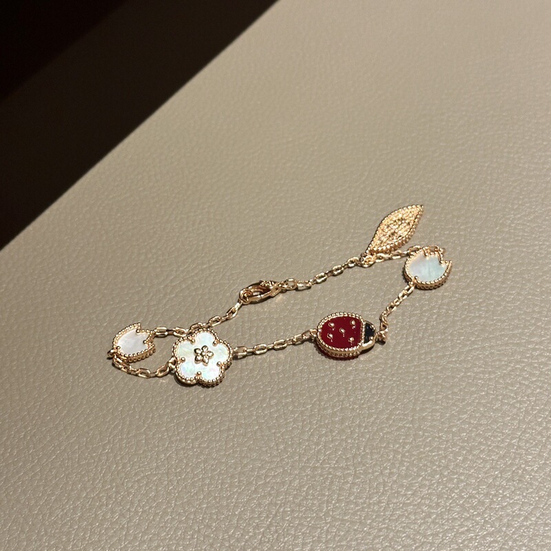 26 New Models of Lucky Floral Butterfly Bracelets, 18K Rose Gold Four-Leaf Clover Ladybug Five-Flower Bracelet with a High-End Feel 26 New Models of Lucky Floral Butterfly Bracelets, 18K Rose Gold Four-Leaf Clover Ladybug Five-Flower Bracelet with a High-End Feel