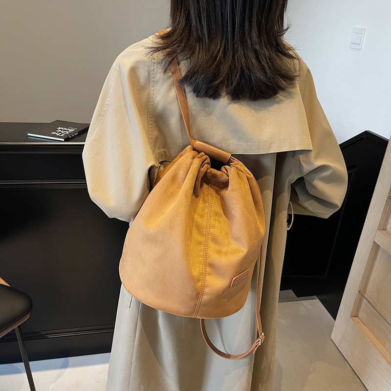 Alta sensación de otoño y invierno 2024 nuevo estilo coreano de gran capacidad de transporte casual de seda de seda de pulsación mochila retro