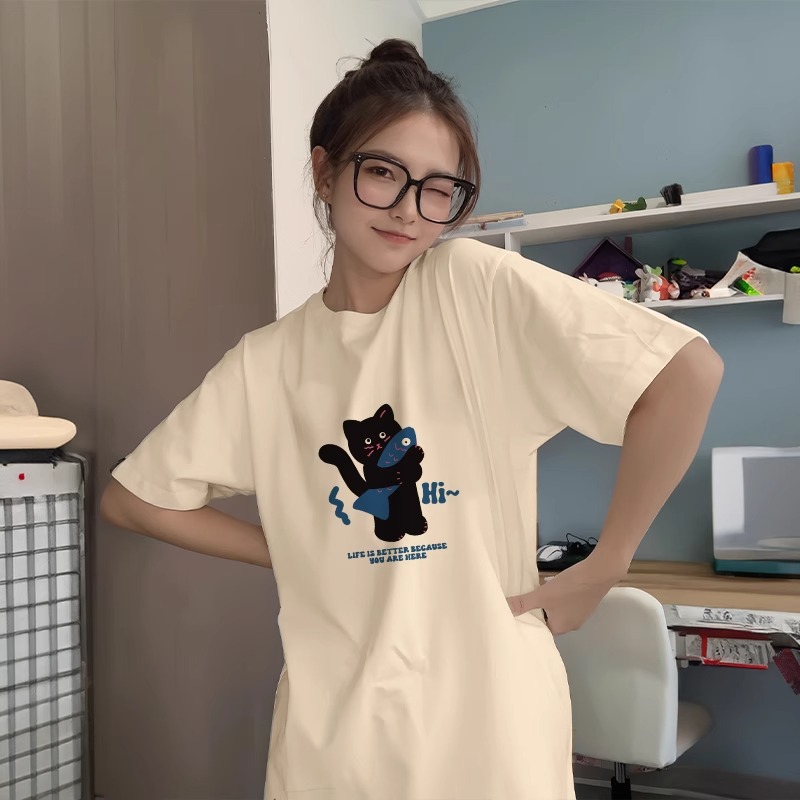 살구 (물고기를 먹고 있는 서있는 고양이)