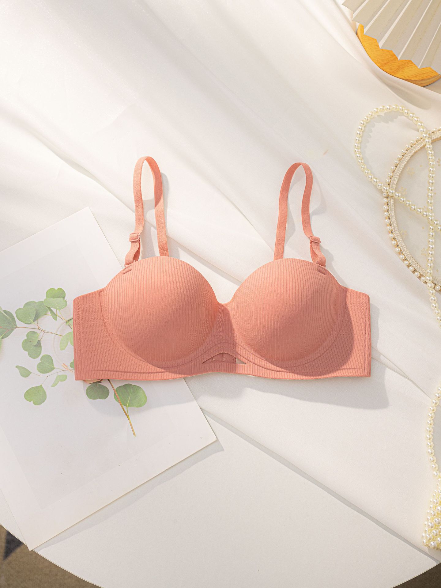 Venta directa de fábrica comercio electrónico transfronterizo Sudeste de Asia Vietnam Tailandia damas sin costuras pecho pequeño tridimensional colección lateral sujetador