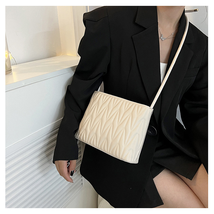 Women's Medium Pu Leather Solid Color Streetwear Embroidery Square Zipper Ruched Bag display picture 5