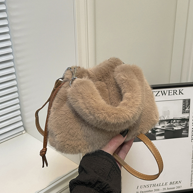 Otoño y invierno explosivo bolso peludo para mujeres 2026 nuevo bolso de mochila versátil súper caliente nicho bolso peludo bolso de cubo