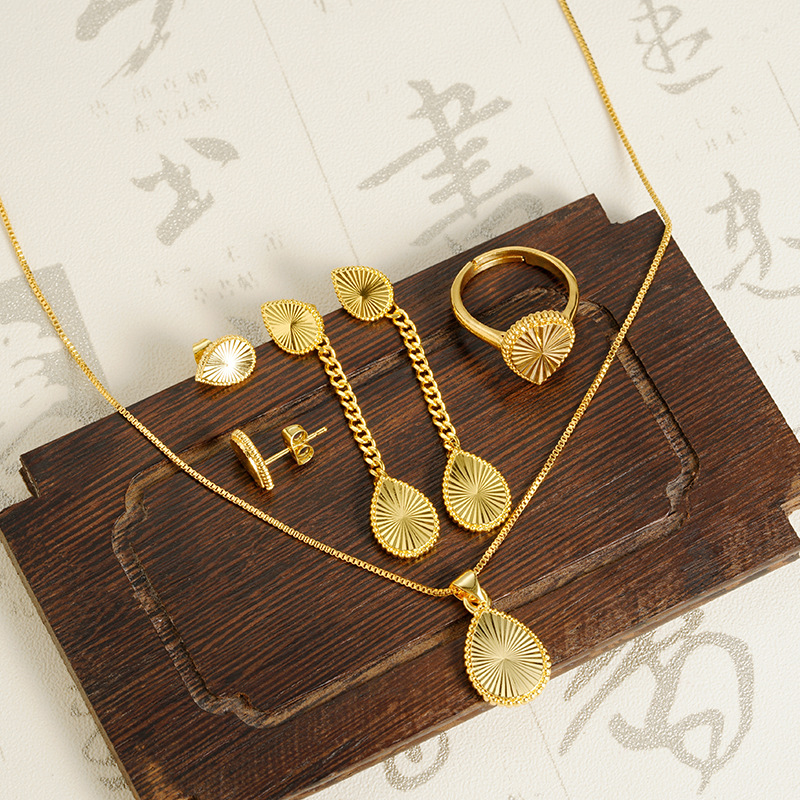 Nuevos productos de lujo ligero de verano de oro de oro de Vietnam flores collar de gota de agua combinación de anillos pernos joyería fuente al por mayor