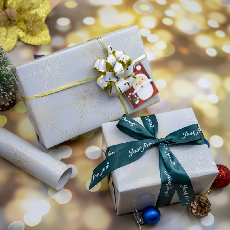 Nuevos productos creativos 10 hojas al por mayor día de Navidad día de Año Nuevo regalo caja de regalo papel de embalaje de papel de Navidad de color artesanal