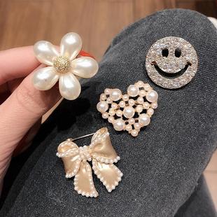 Anti-exposure cute small brooch Pearl Flower lovely smiley pin suit shirt neckline decorative pin