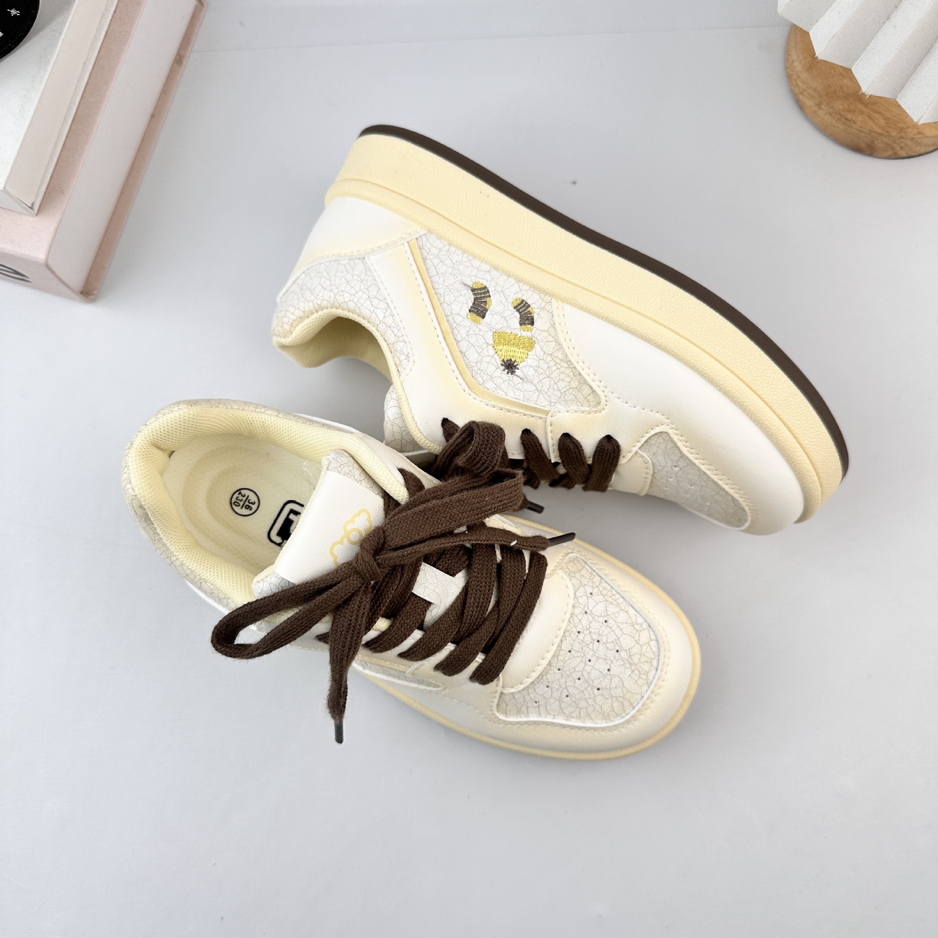 Zapatos blancos de fondo grueso de estudiantes de ondas distantes para mujeres 2025 otoño in-mode universal de moda de estudiantes zapatos de skate casuales zapatos de pan