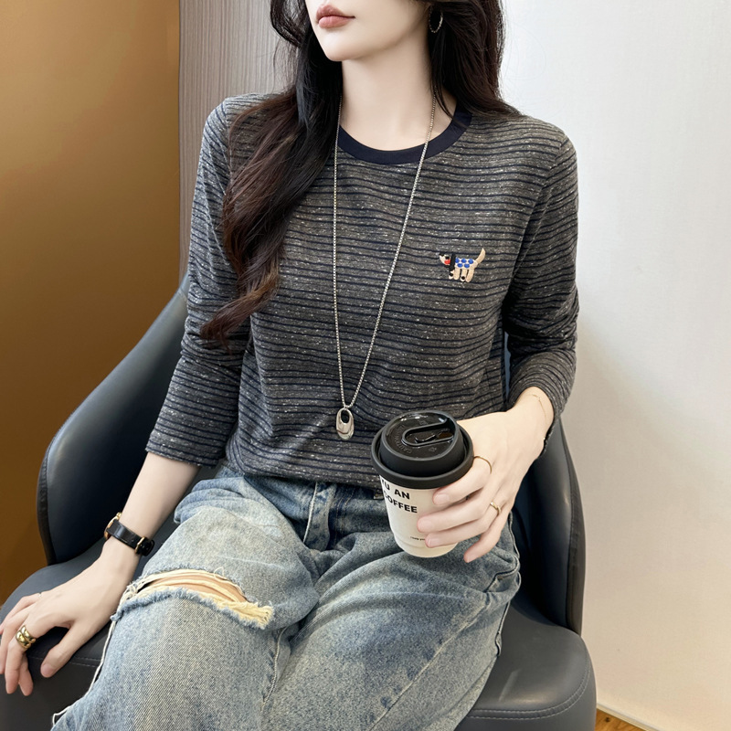 2026 new autumn and winter striped base layer top for women, color-block T-shirt, stylish round-neck long-sleeve versatile T-shirt, autumn outerwear for women