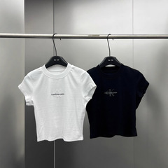 2025春の新型ダブルロゴギャルガードルtシャツキャンパス風の短い丸首半袖tシャツの卸売り