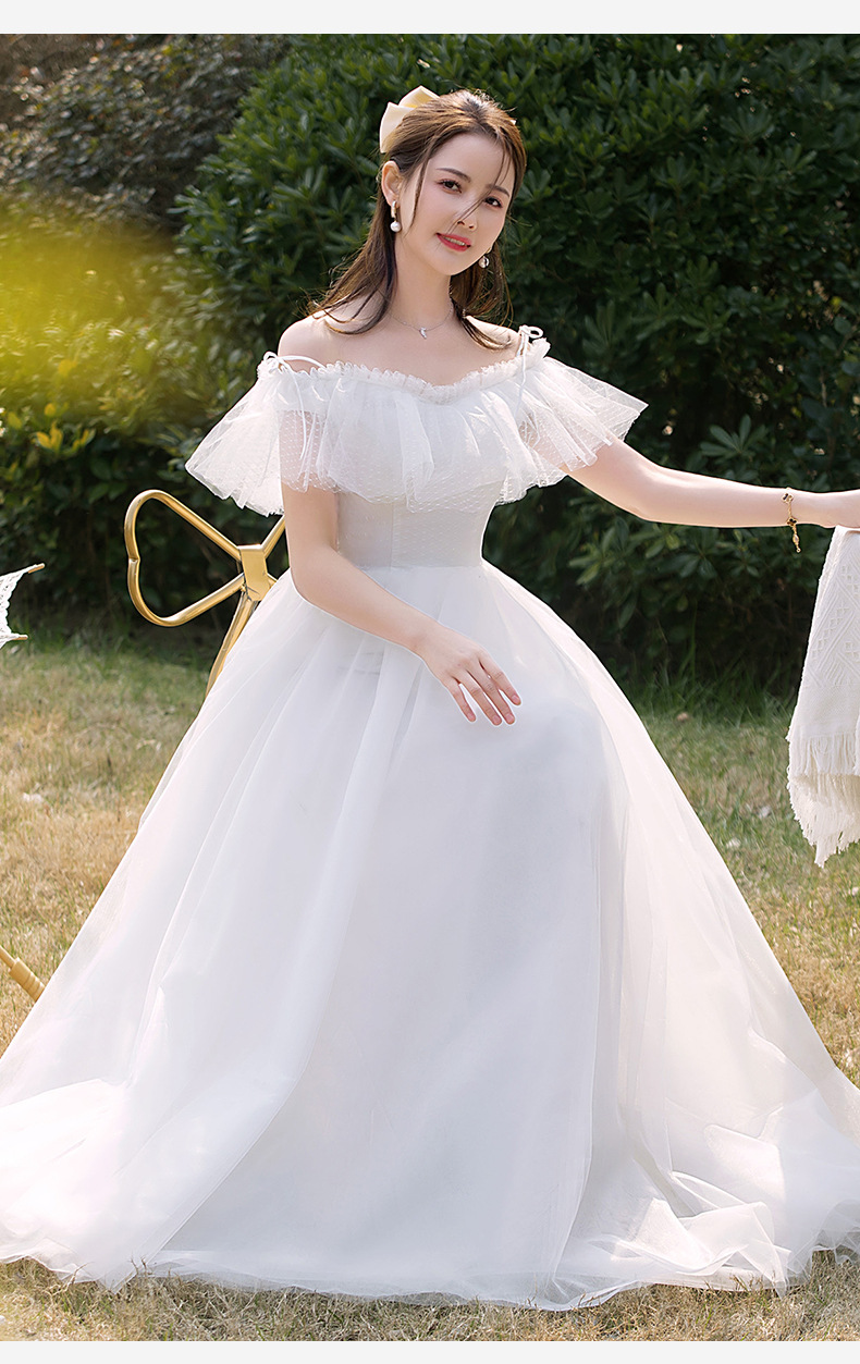 Witte off-shoulder trouwjurk voor een bosbruiloft_voghion.com