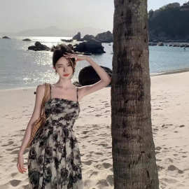 小众甜辣抹胸连衣裙女夏季法式收腰气质水墨画褶皱碎花裙子