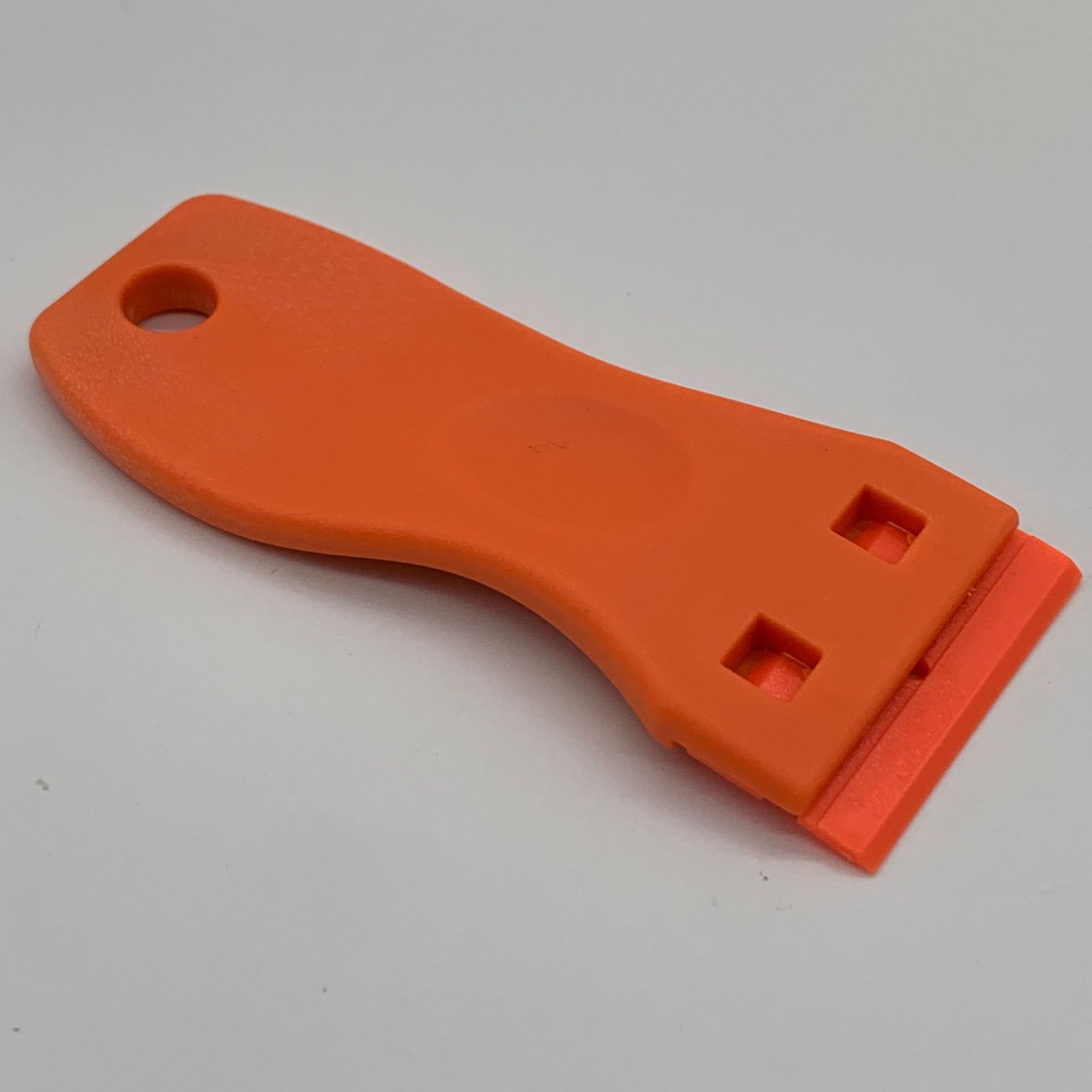 주황색 플라스틱 삽