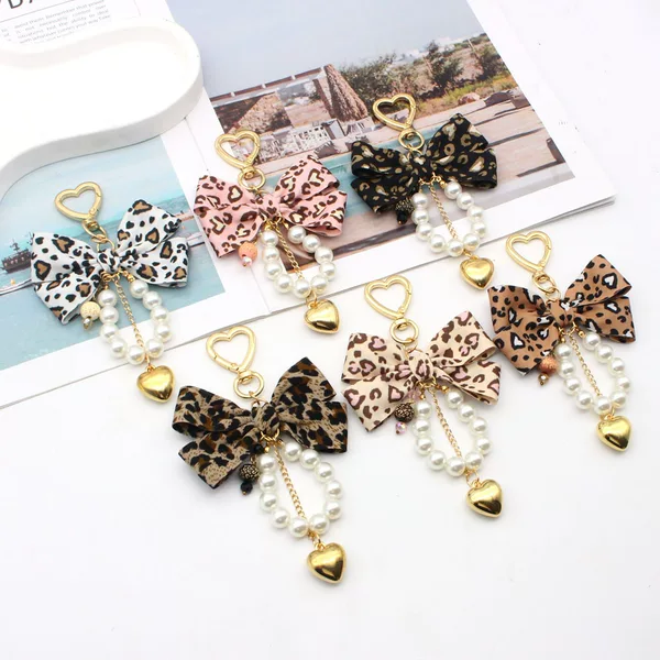 Creative and sweet leopard print bow keychain, bag and phone pendant, heart-shaped pearl beaded car keychain