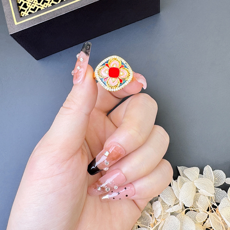 El collar de diamantes con incrustaciones de flores de cuatro hojas de alta calidad de oro de arena vietnamita no se desvanecerá durante mucho tiempo, exquisito anillo abierto, fuente de joyería al por mayor