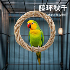 鳥のおもちゃのつりリングのオウムの柳の枝の枝の鳥は駅を担いでホームの虎の皮の駅の支えのリンゴの木の鳥をかじってオウムの用品をかじります。