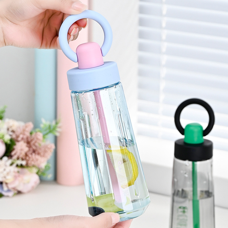 Taza de paja simple y colorida, taza de agua para estudiantes de deportes de verano, taza de plástico, a prueba de caídas, con anillo, pajita portátil, disponible en frío