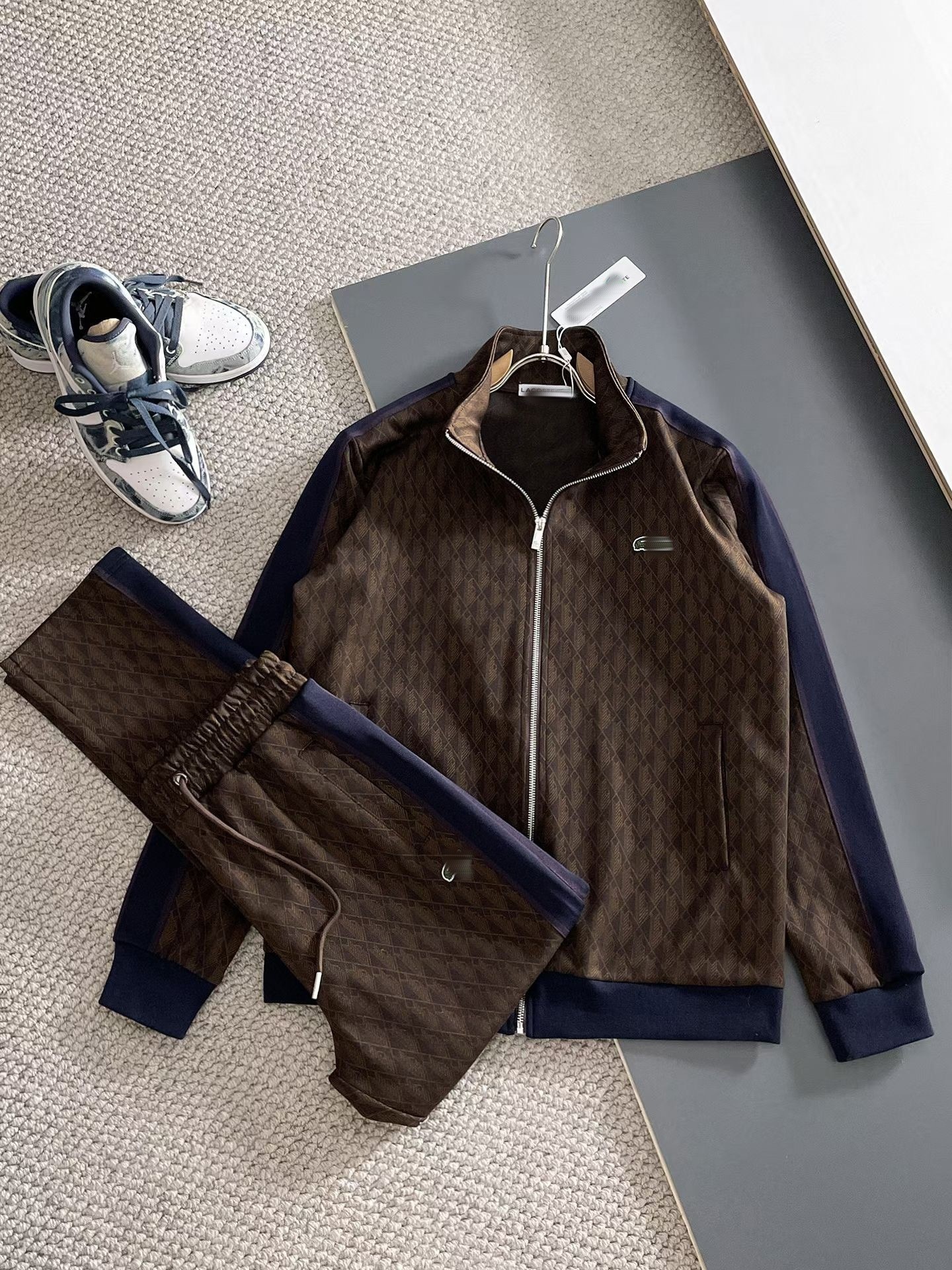Brown / M