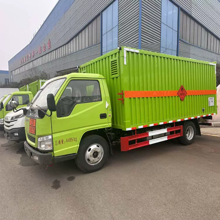 东风D95吨6吨危险品厢式车8类危险品厢式运输车价格实惠