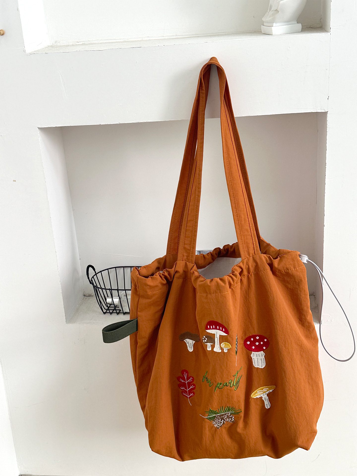 韓国版の新型アルファベットのプリントの包みの女性の大容量のナイロンのショルダーバッグ