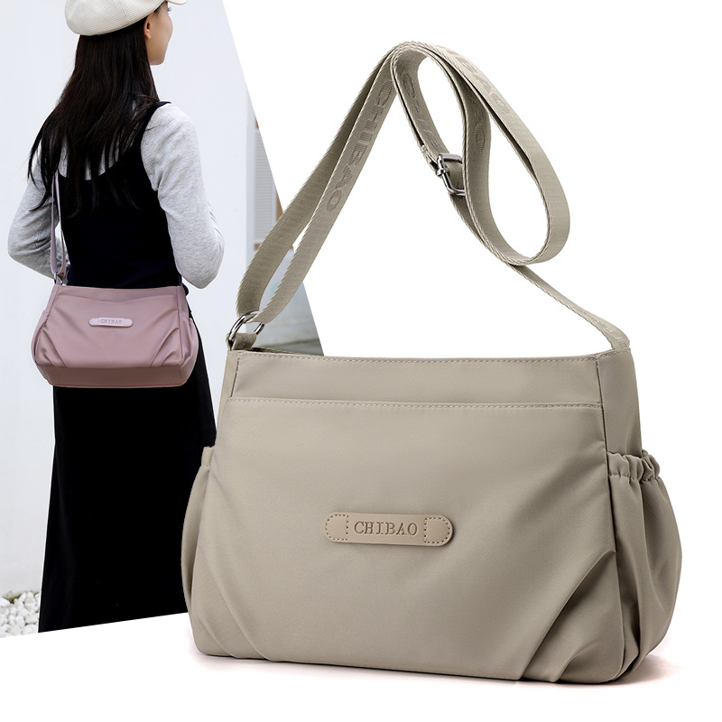 轻便时尚潮流斜跨背包简约大方文艺女士单肩包百搭防泼水尼龙布包