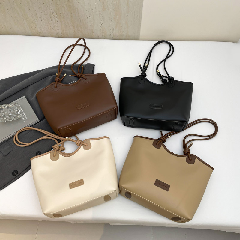 Bagos de mujer de gran capacidad de estilo extranjero simple 2025, nueva moda, bolsas de viaje casuales de hombro, bolsas de hombro debajo de las axilas.