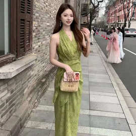 法式气质绿色树叶纹挂脖v领露肩连衣裙女夏高级感度假风包臀长裙
