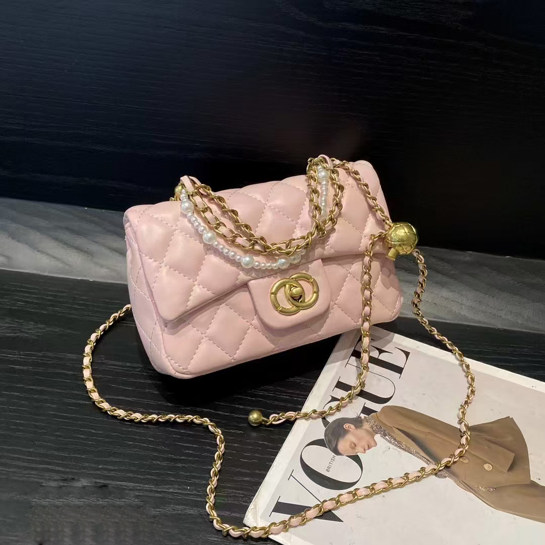 Handheld one-shoulder bag with diamond pattern