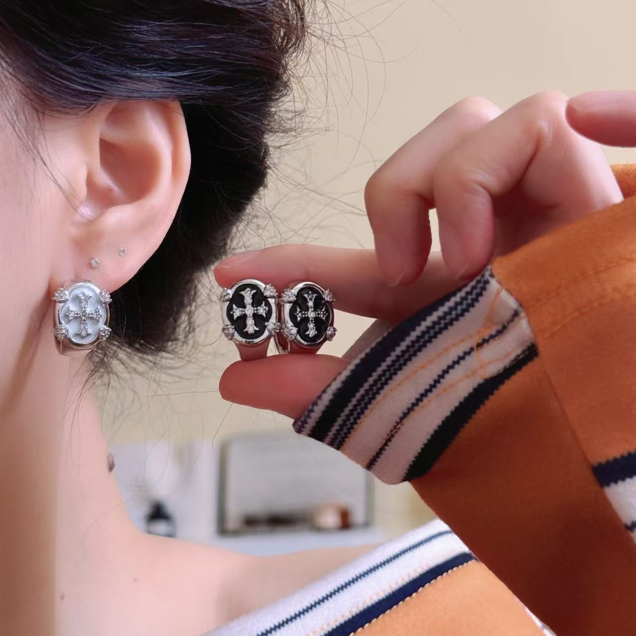 时尚轻奢镶锆十字架耳扣女2025新款爆款高级感小香风百搭耳环耳饰