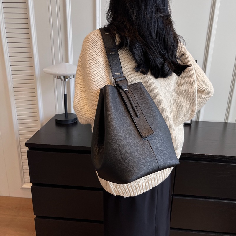 Bolso de cubo simple retro súper fuego transfronterizo para mujer 2025 nuevo bolso de hombro casual de todo fósforo Bolso Tote de gran capacidad