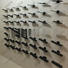 ���eЬ�uЬ�Ӡ���չʾЬ���̈����ٰ�ɫ���м�������̵�Ь��