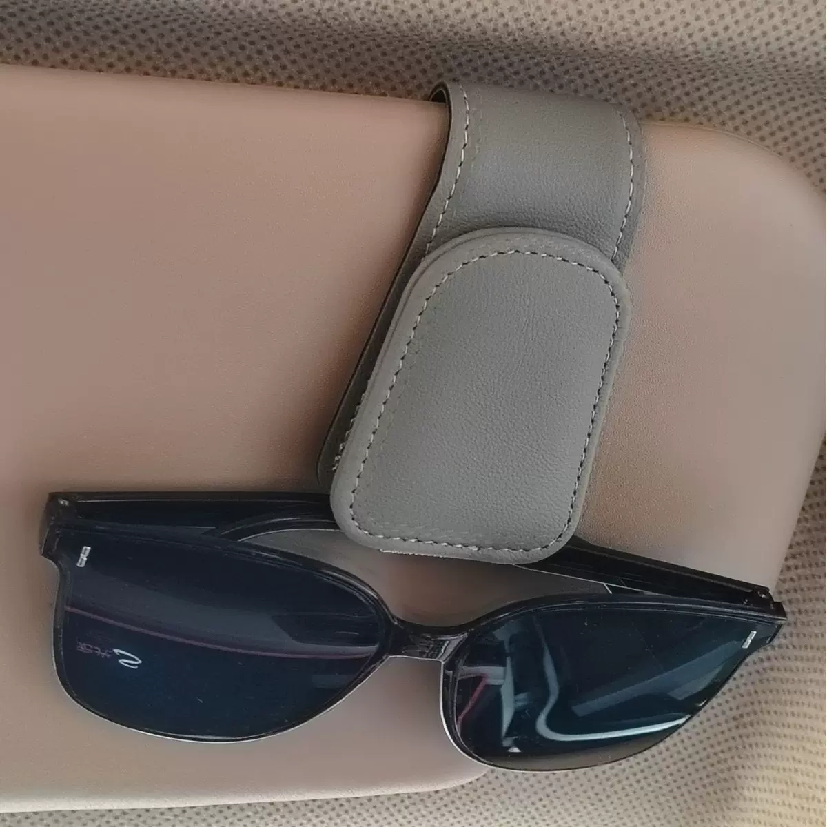 车用眼镜夹墨镜夹多功能太阳镜夹PU车载卡片票据汽车内饰夹证件夹