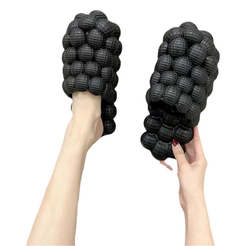 Заводская оптовая продажа новых летних трансграничных сандалий для женщин, которые можно носить дома, мягкие парные тапочки для ванной комнаты на толстой подошве, которые кажутся как будто выступают на какашках.