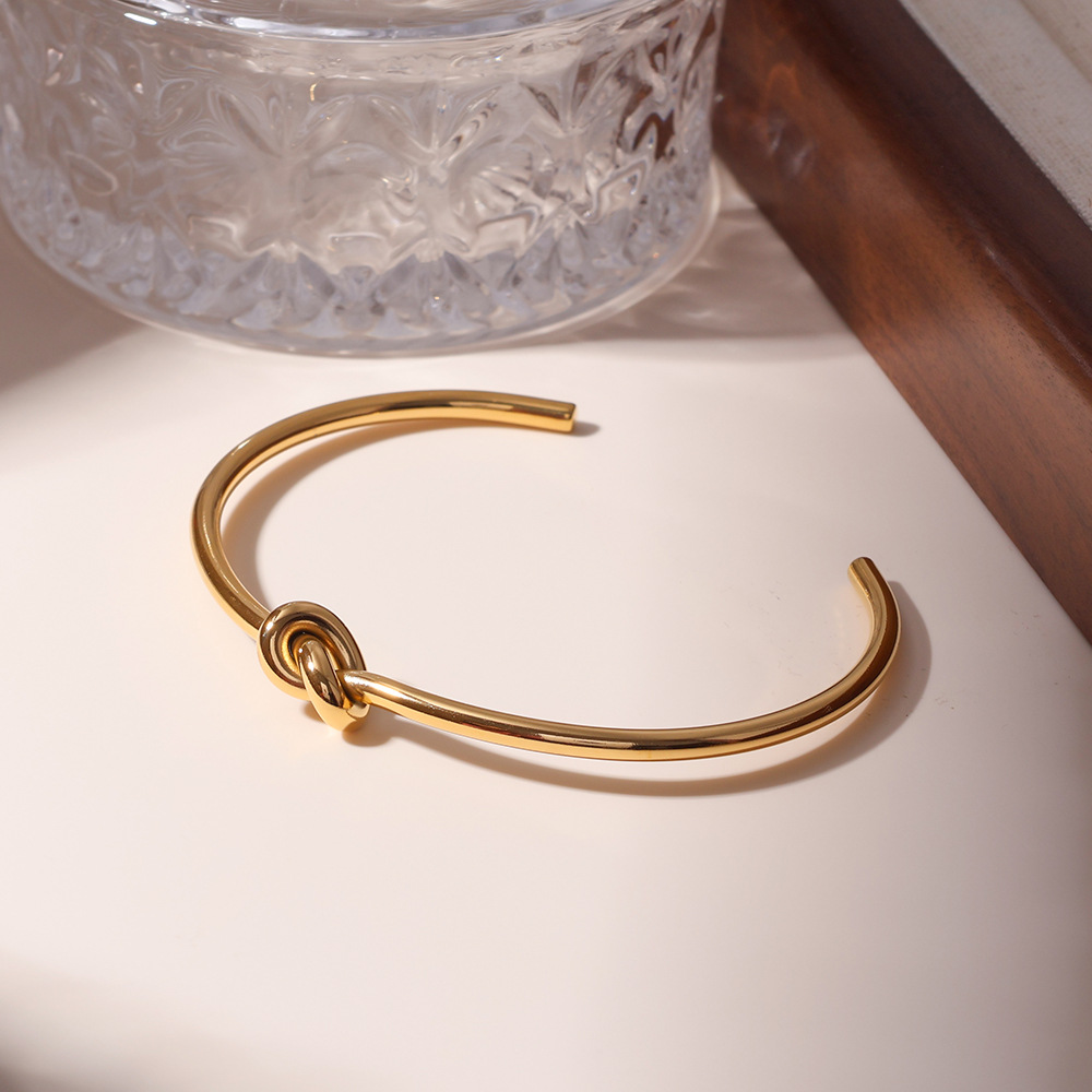 Ins estilo simple personalidad acero inoxidable anudado nudo pulsera abierta pulsera oro real de 18K chapado al por mayor