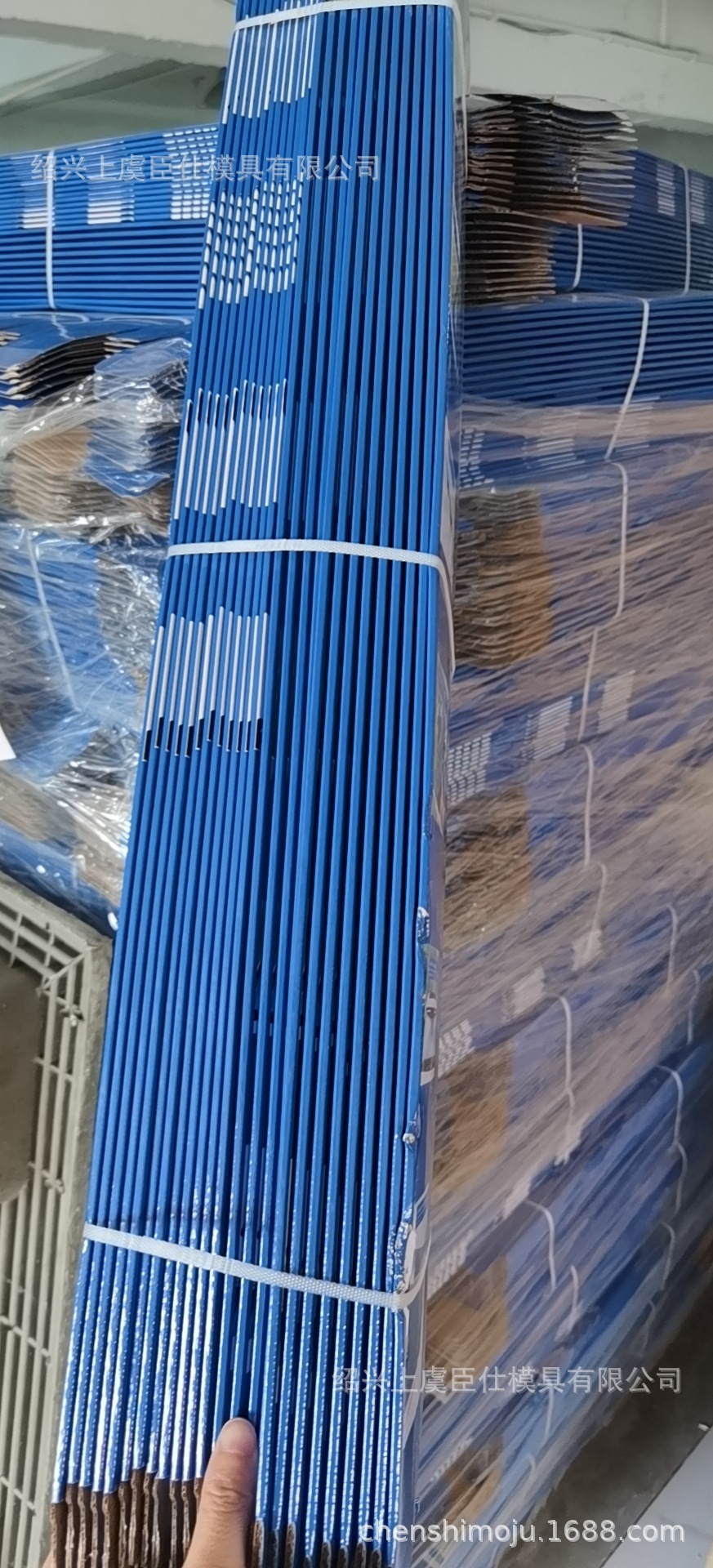 Car Sunshade Curtain Is a Best-Selling Product on Amazon and Can Be Automatically Retracted to Block the Sun and Heat from the Front Windshield