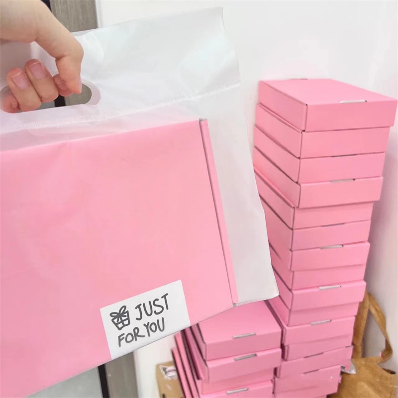Ins de alto valor caja de avión Rosa embalaje tarjeta pequeña joyería desgaste blanco caja de avión caja de regalo al por mayor