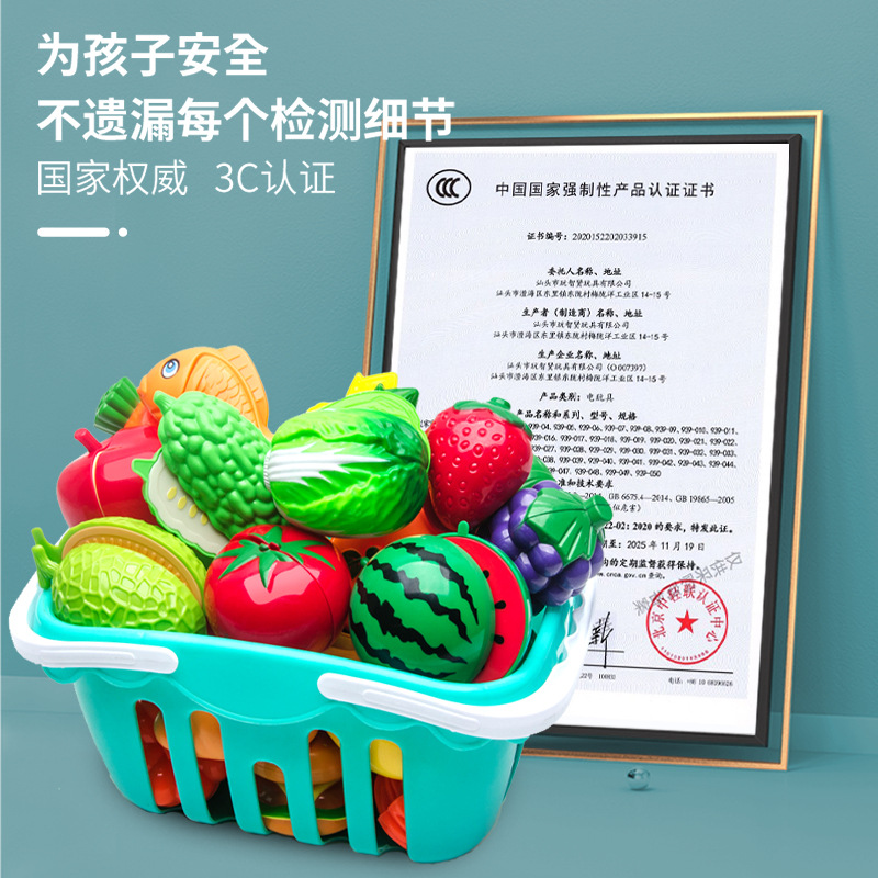 果物を切るおもちゃの切り楽の女の子は野菜のケーキのかごの子供のままごとの台所のおもちゃのセットをシミュレーションします。