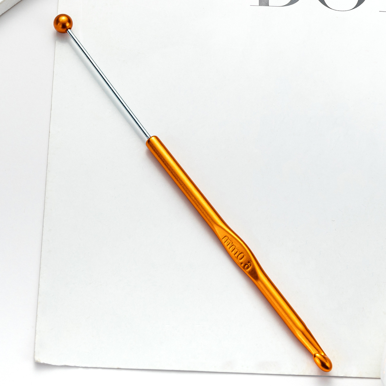 Inventario de un solo cabezal de tejido de ganchillo de metal de color de alquiler suéter aguja de lana DIY herramienta de tejido a mano ganchillo