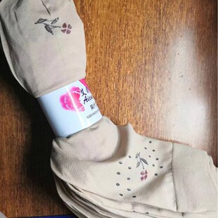 In spring and summer, the female and old ladies have thin nylon stockings with a middle tube, which are breathable, comfortable and anti-friction.