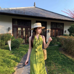 绿色法式v领无袖挂脖碎花连衣裙子女装夏季2025新款海边度假长裙