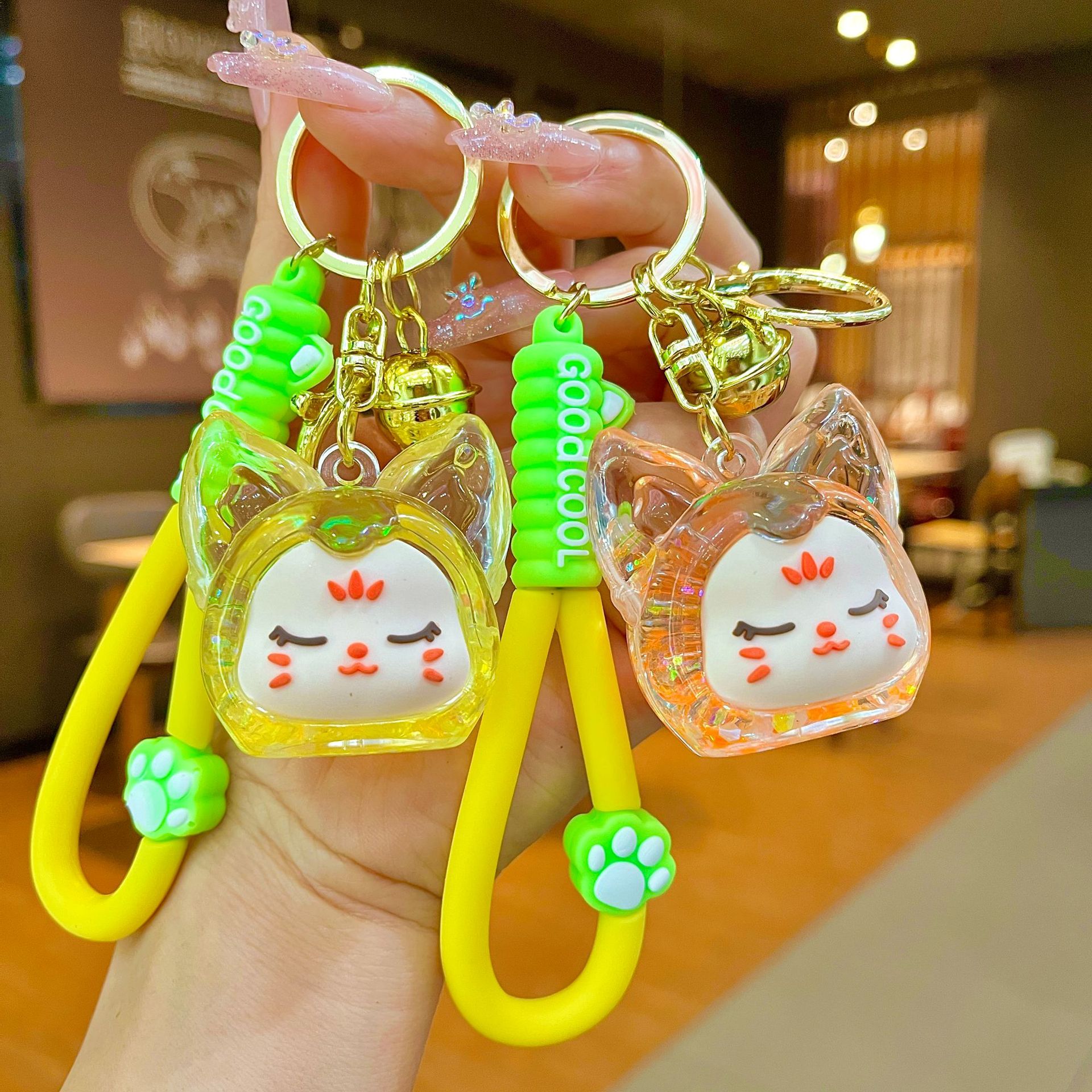 Nuevos productos acrílicos en aceite flotante botella de arena luminosa brillante nocturna KiKi zorro muñeca llavero mochila colgante bolsa al por mayor