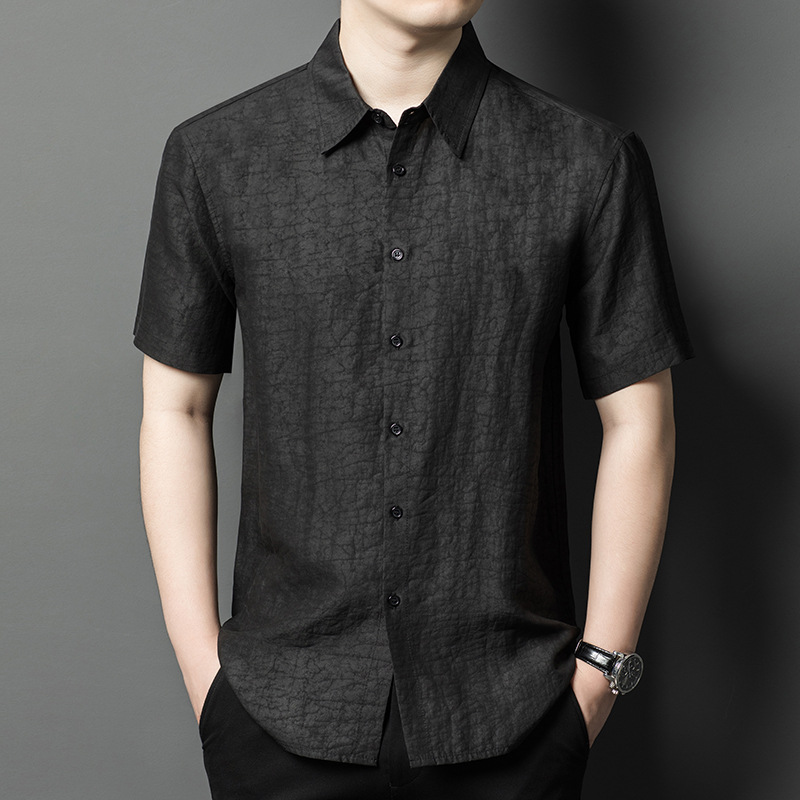 Áo sơ mi nam ngắn tay mulberry silk ve áo rộng, phom rộng thoáng khí mùa hè — Da đen 656008