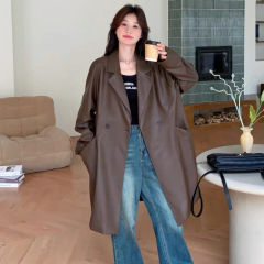 カレーの色感の中の長いタイプのスーツのpuの皮の服のコートの女性の2025春の新型のゆったりしているカジュアルな雰囲気の風衣