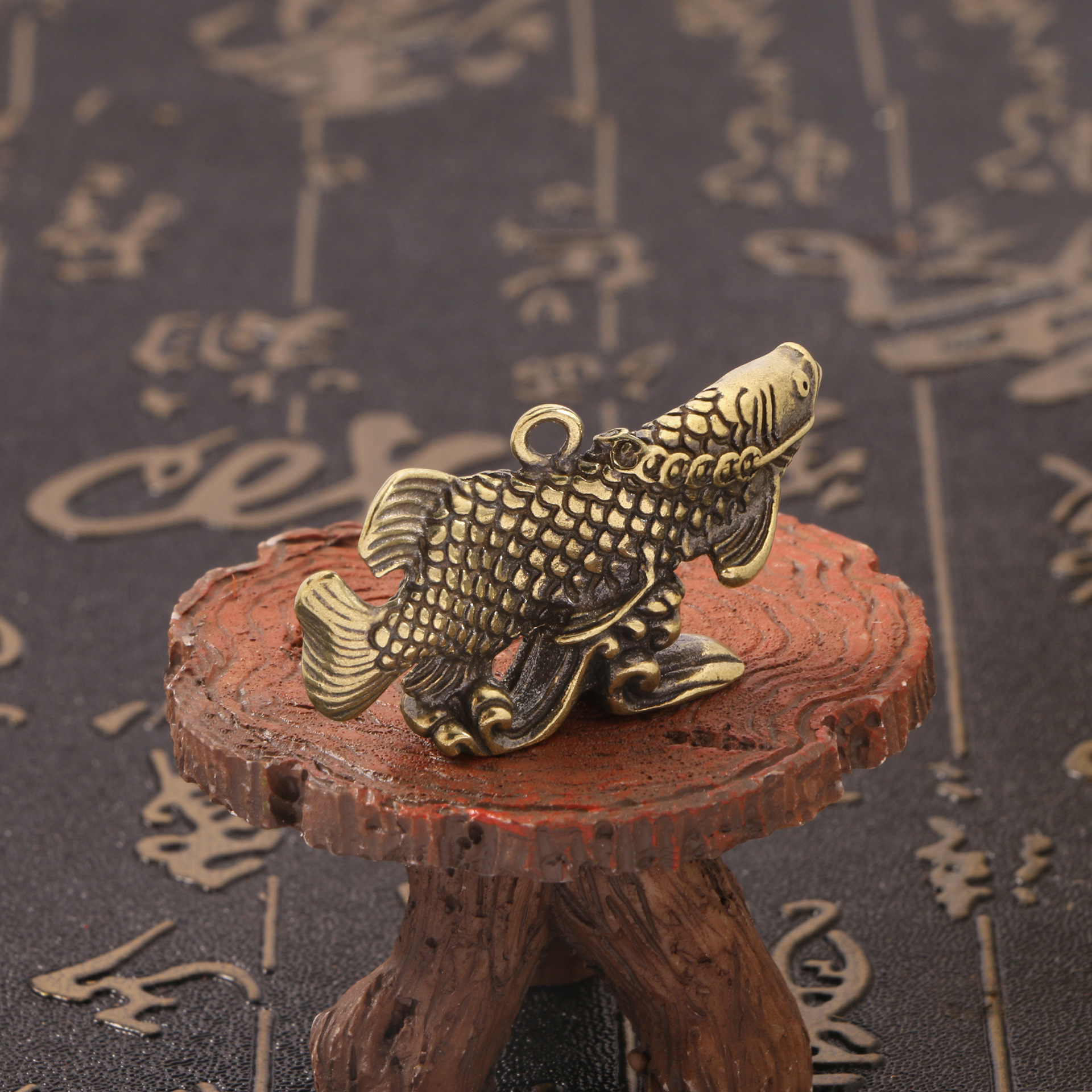 Antigua colección de antigüedades adornos latón antiguo dragón pescado coche llavero pequeño colgante cobre mango fábrica al por mayor